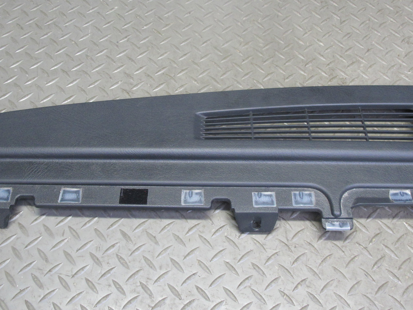 2003-2007 Hummer H2 Dash Upper Defrost Air Vent Grille Trim Panel 15102556
