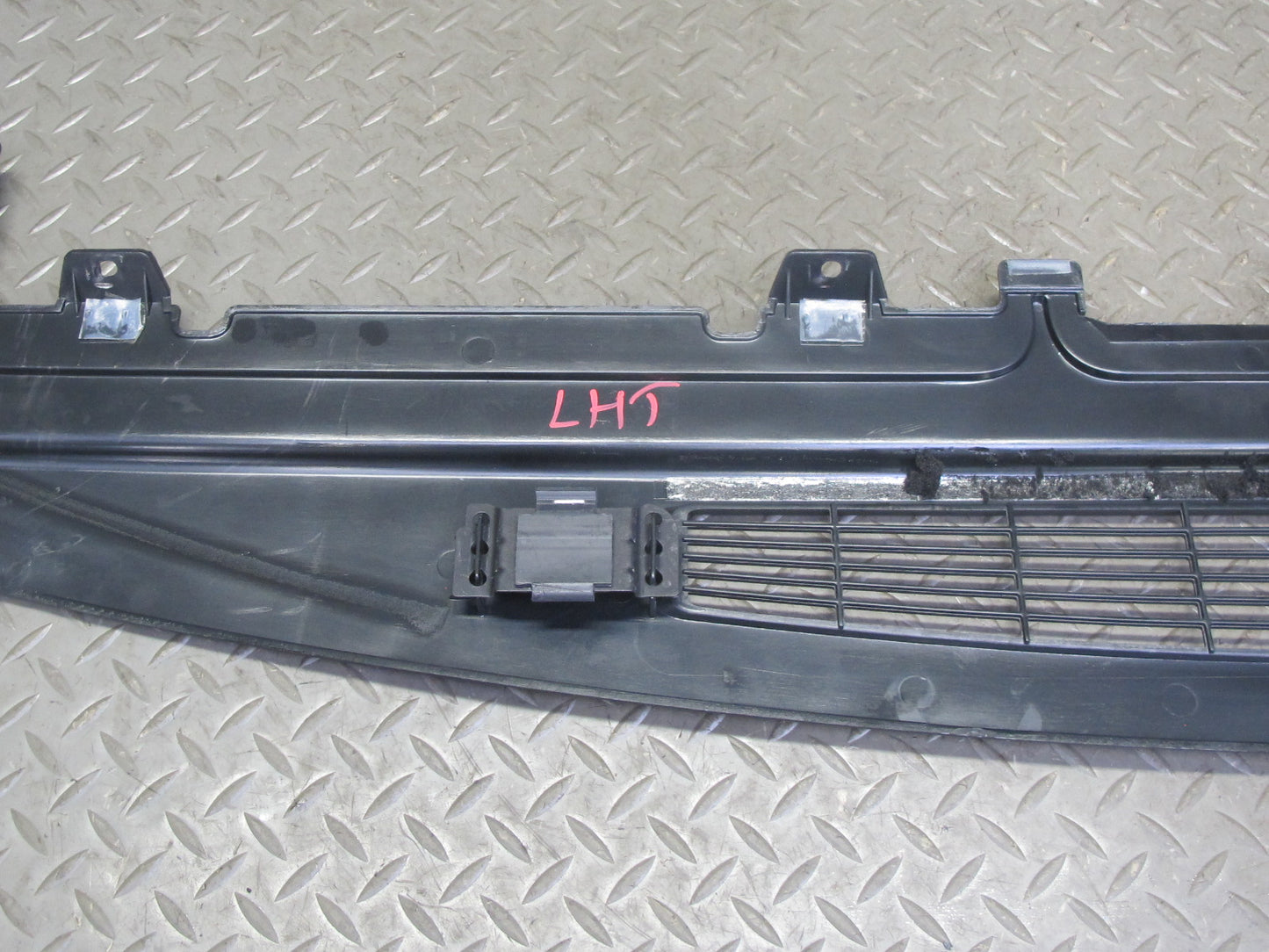2003-2007 Hummer H2 Dash Upper Defrost Air Vent Grille Trim Panel 15102556