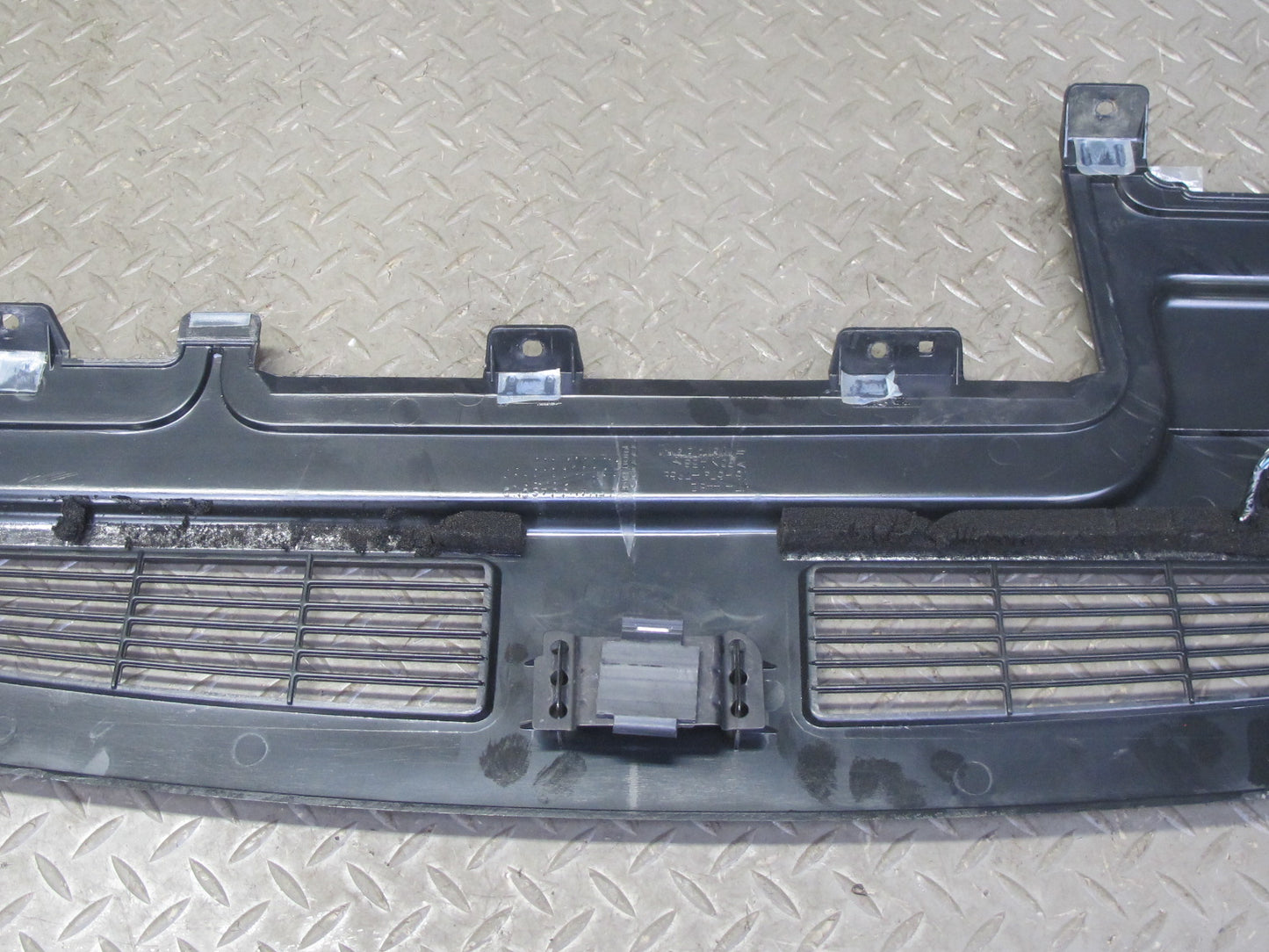 2003-2007 Hummer H2 Dash Upper Defrost Air Vent Grille Trim Panel 15102556