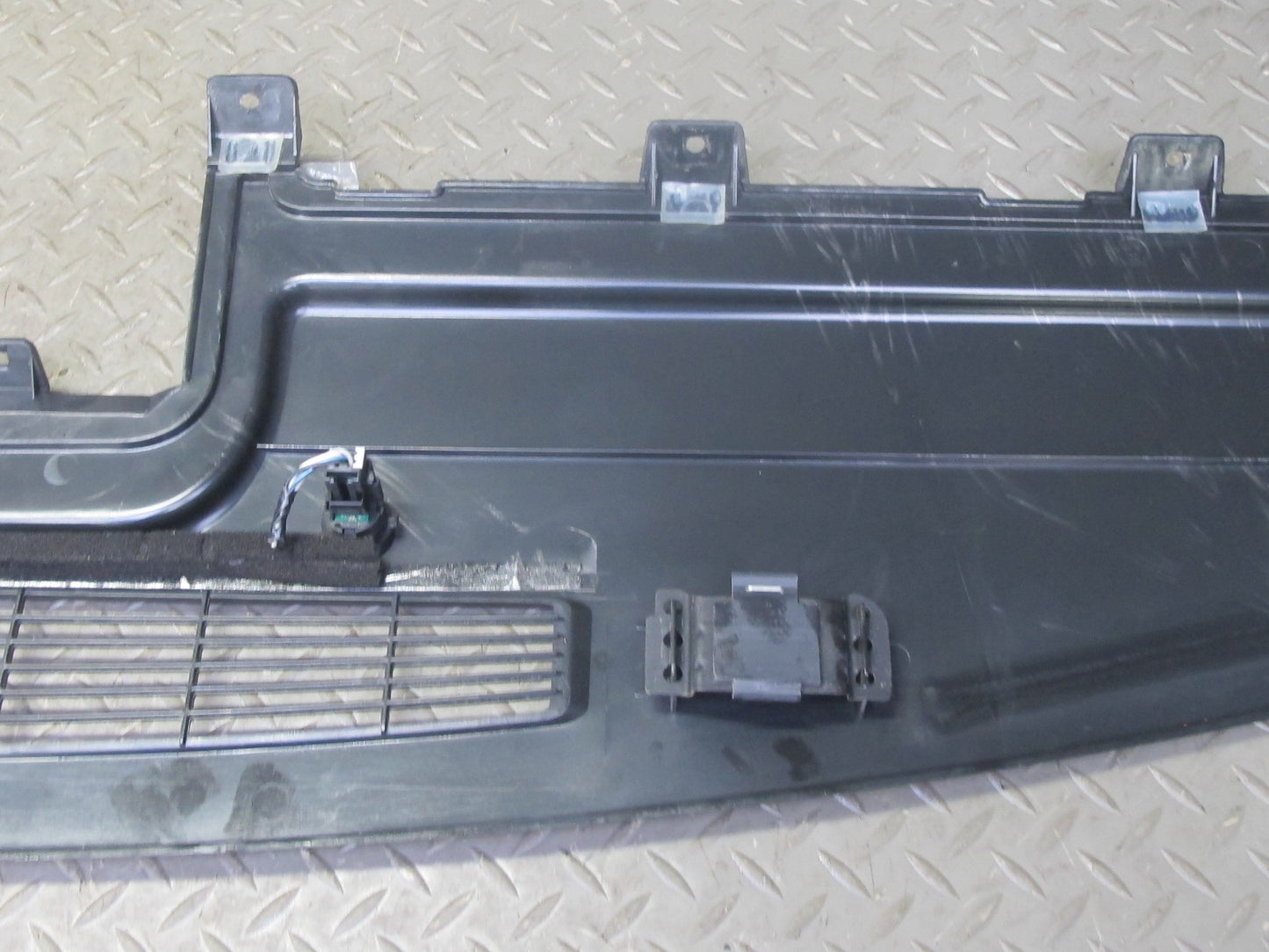 2003-2007 Hummer H2 Dash Upper Defrost Air Vent Grille Trim Panel 15102556
