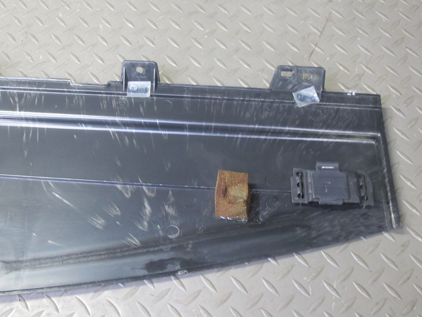 2003-2007 Hummer H2 Dash Upper Defrost Air Vent Grille Trim Panel 15102556