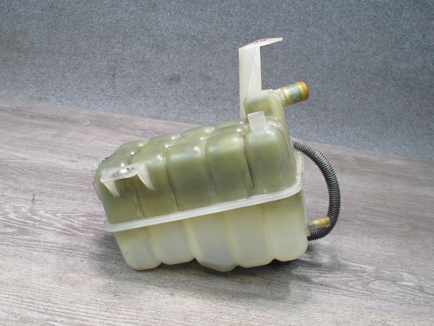 2003-2009 Hummer H2 Engine Coolant Expansion Overflow Reservoir Bottle Tank