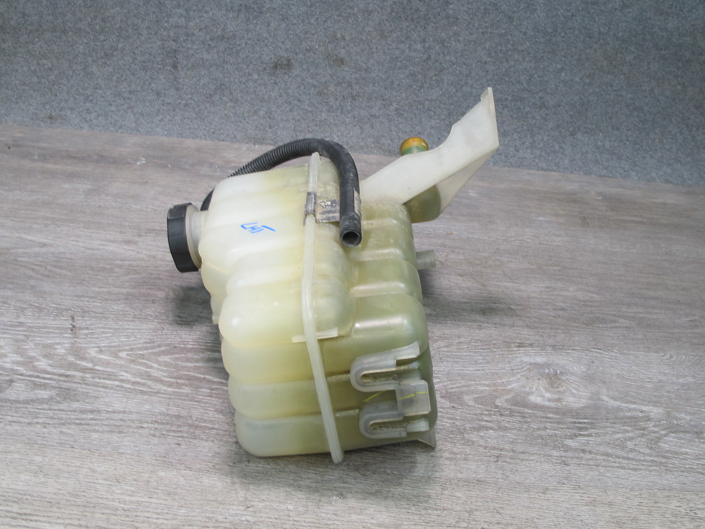 2003-2009 Hummer H2 Engine Coolant Expansion Overflow Reservoir Bottle Tank