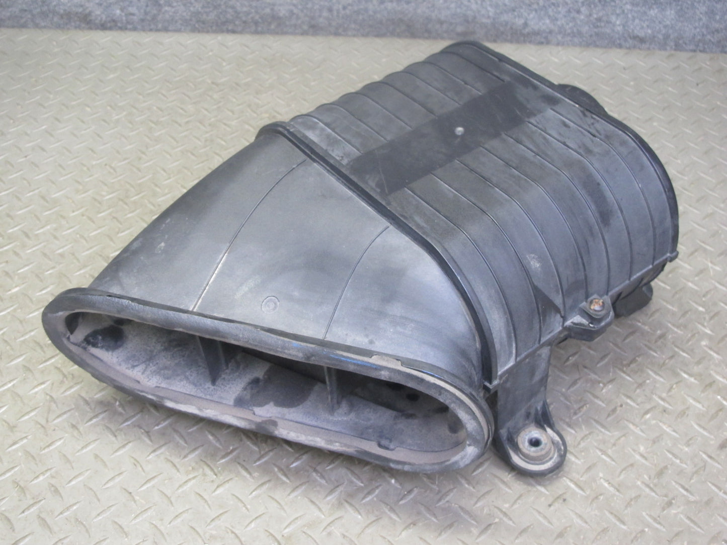 2003-2007 Hummer H2 6.0L Air Intake Cleaner Filter Box Housing