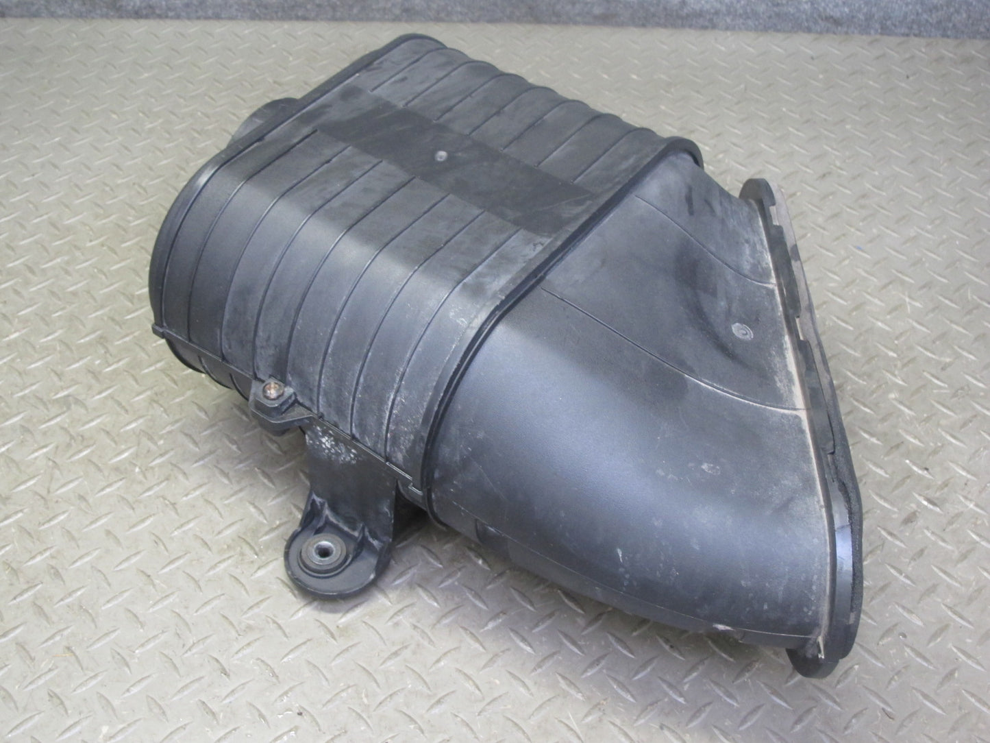 2003-2007 Hummer H2 6.0L Air Intake Cleaner Filter Box Housing