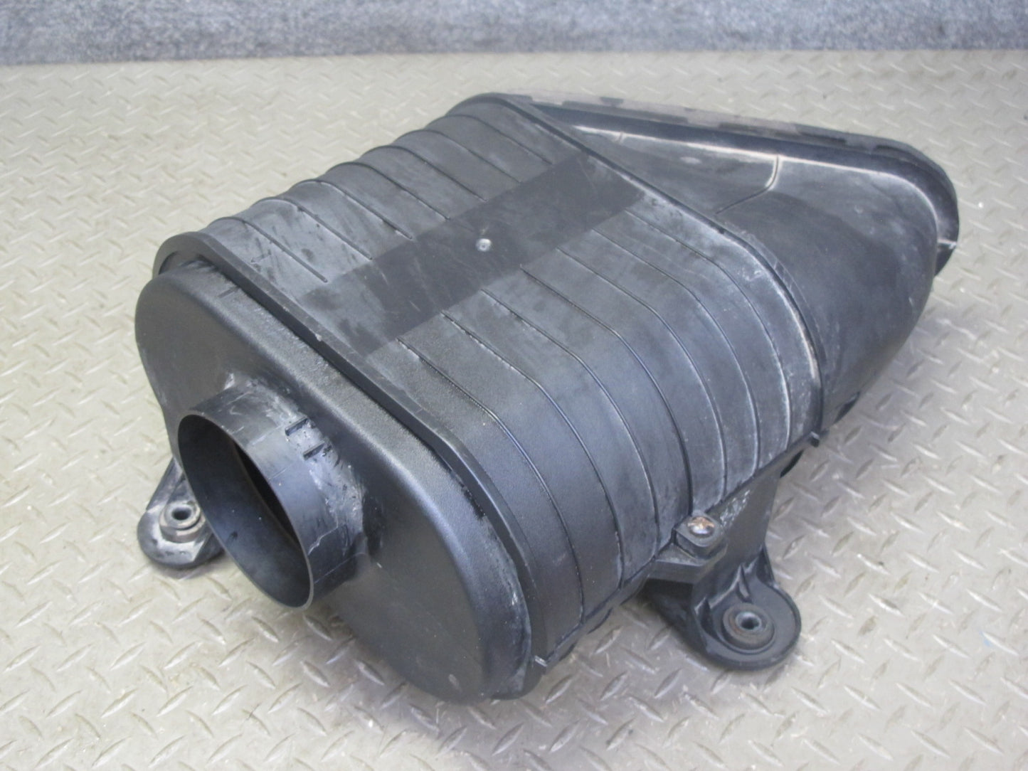 2003-2007 Hummer H2 6.0L Air Intake Cleaner Filter Box Housing