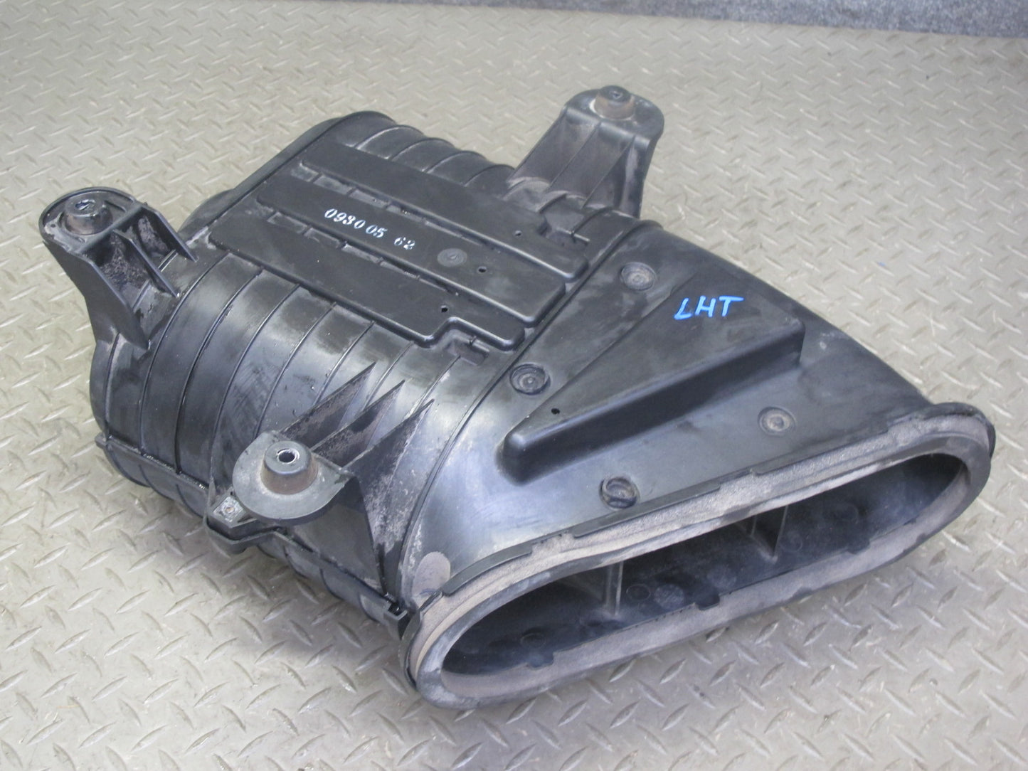 2003-2007 Hummer H2 6.0L Air Intake Cleaner Filter Box Housing