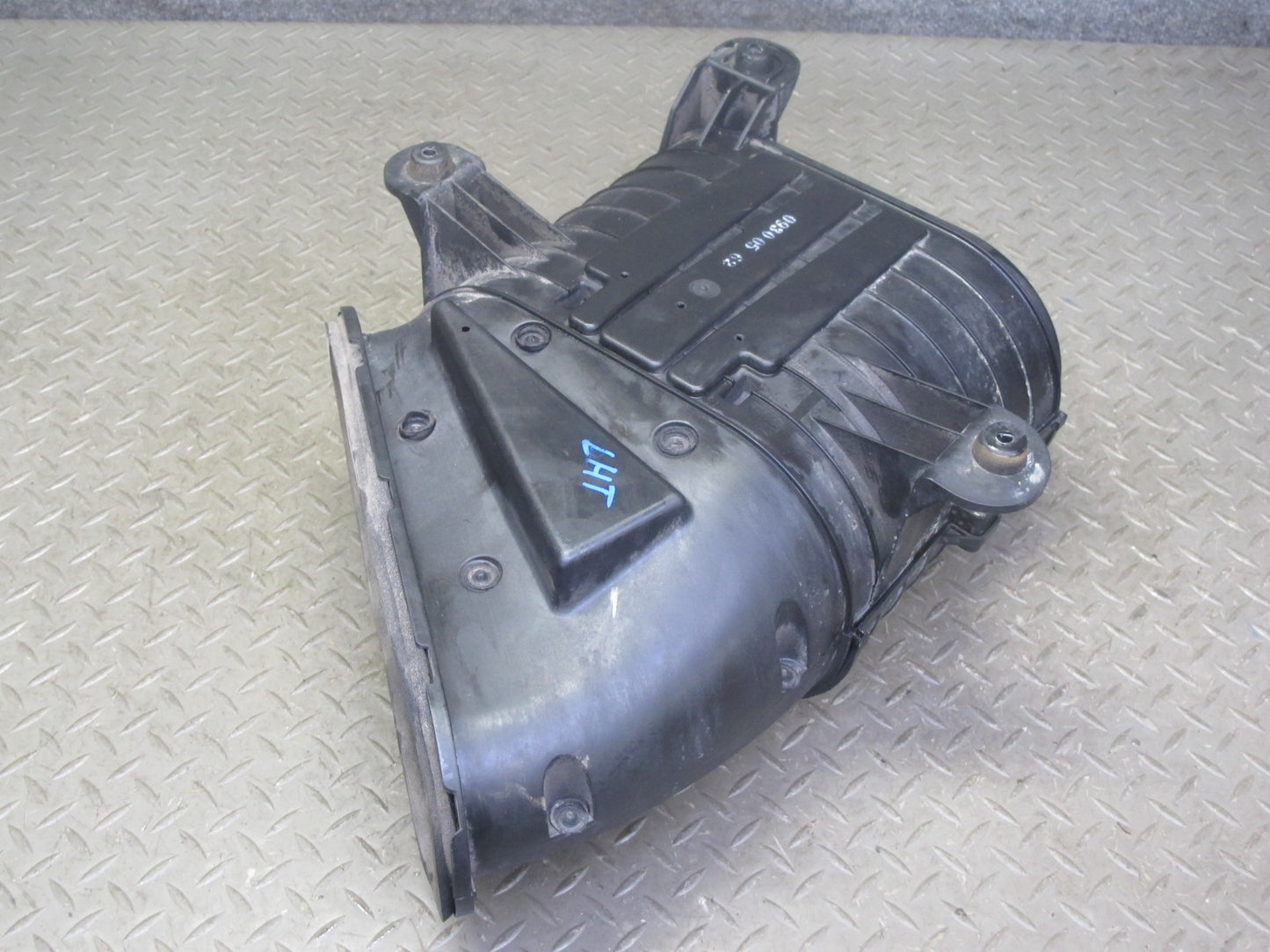 2003-2007 Hummer H2 6.0L Air Intake Cleaner Filter Box Housing