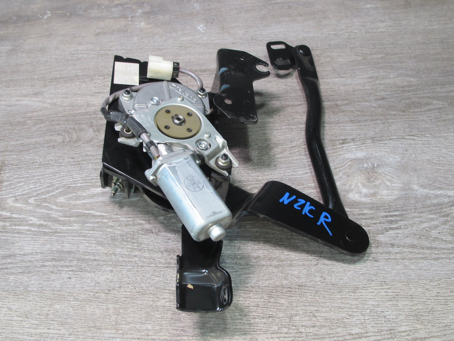 07-09 Nissan 350Z Convert Rear Right Soft TOP Roof Lift Motor w Hinge OEM