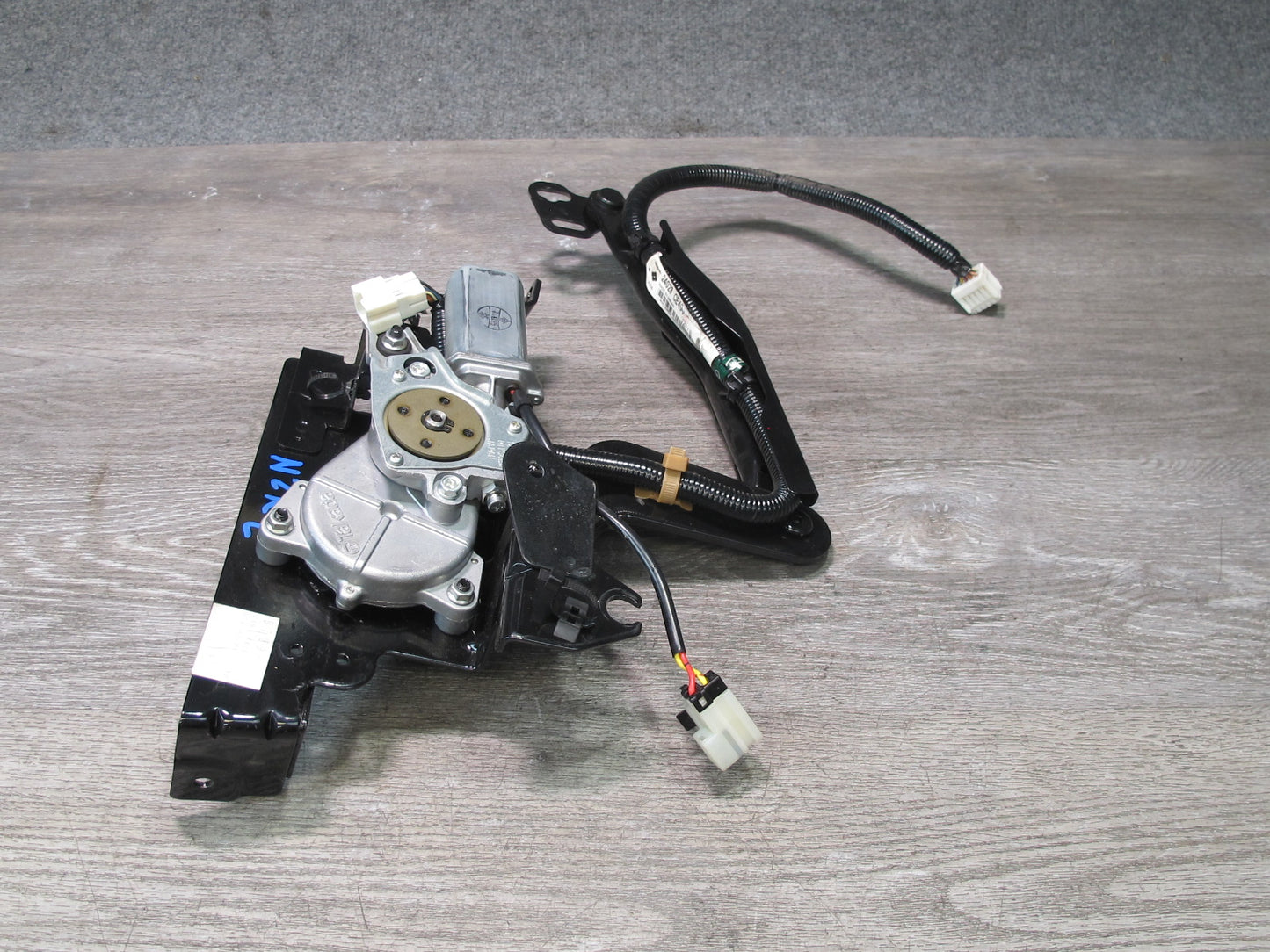 07-09 Nissan 350Z Convert Rear Left Soft TOP Roof Lift Motor w Hinge & Wire OEM