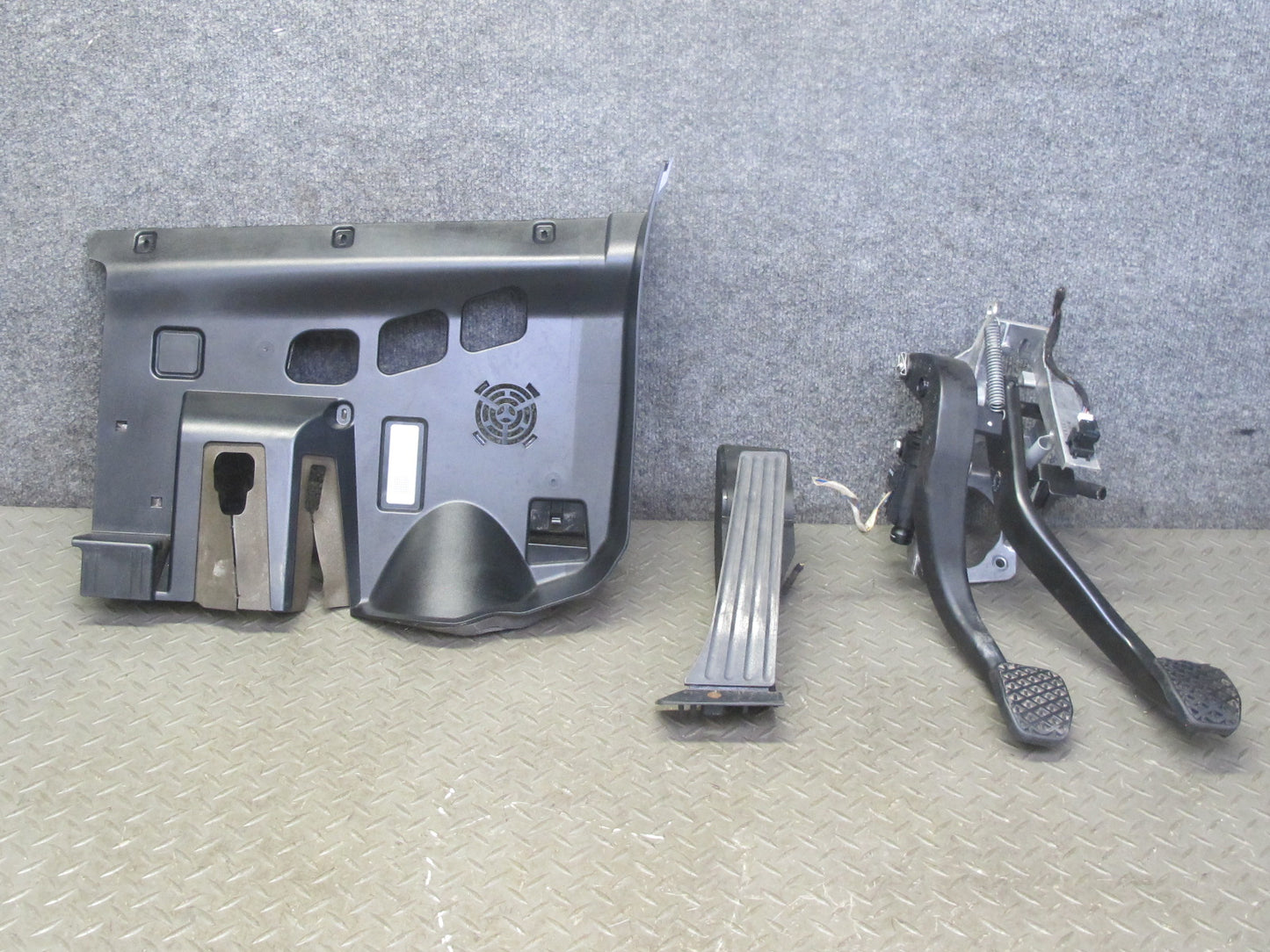 08-13 BMW E90 E92 M3 Under Dash Knee M/T Clutch Brake Gas Acceleration Pedal Set