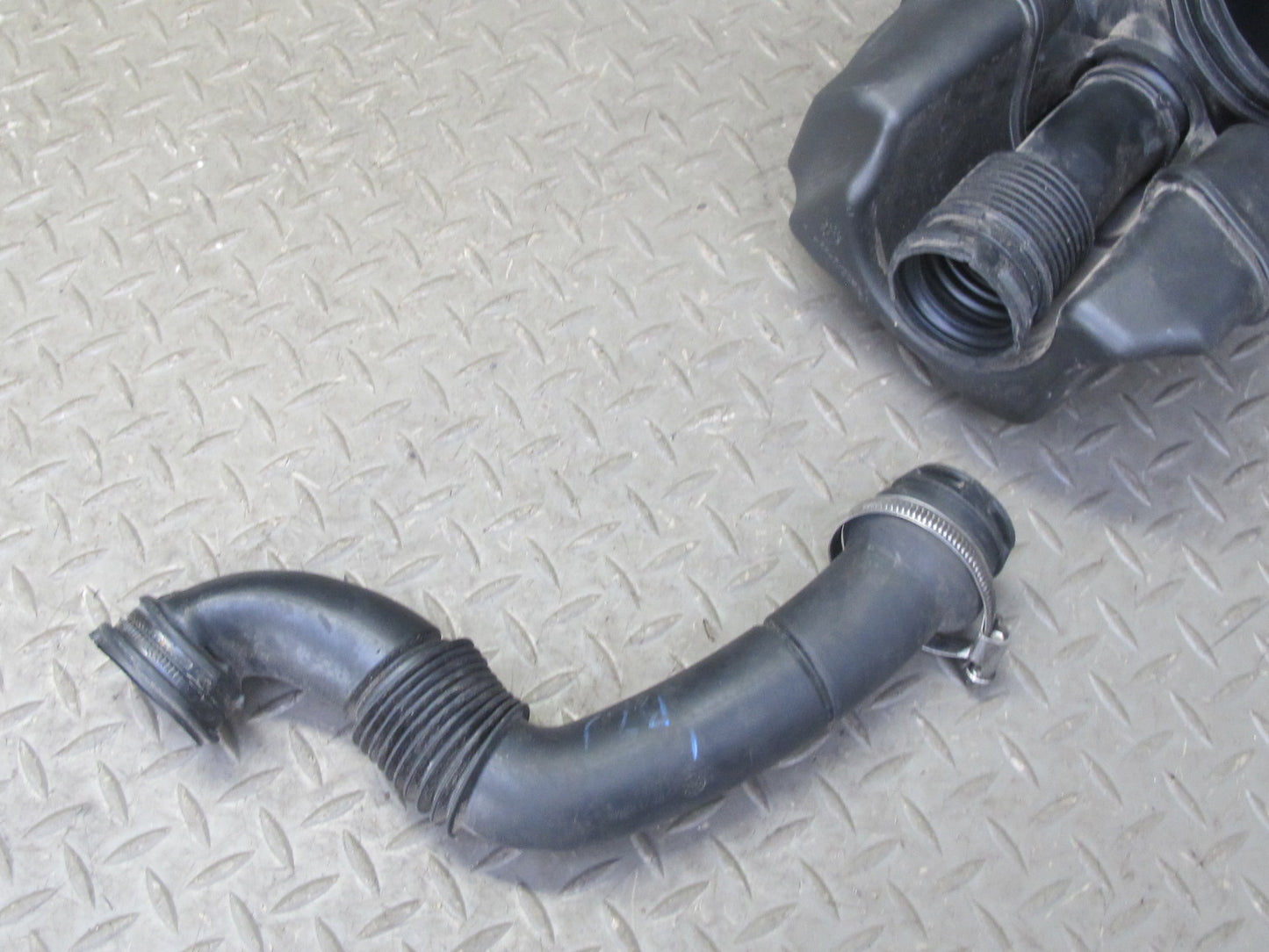 07-08 BMW E85 Z4 N52 3.0si Air Intake Resonator w Duct 7556528 OEM