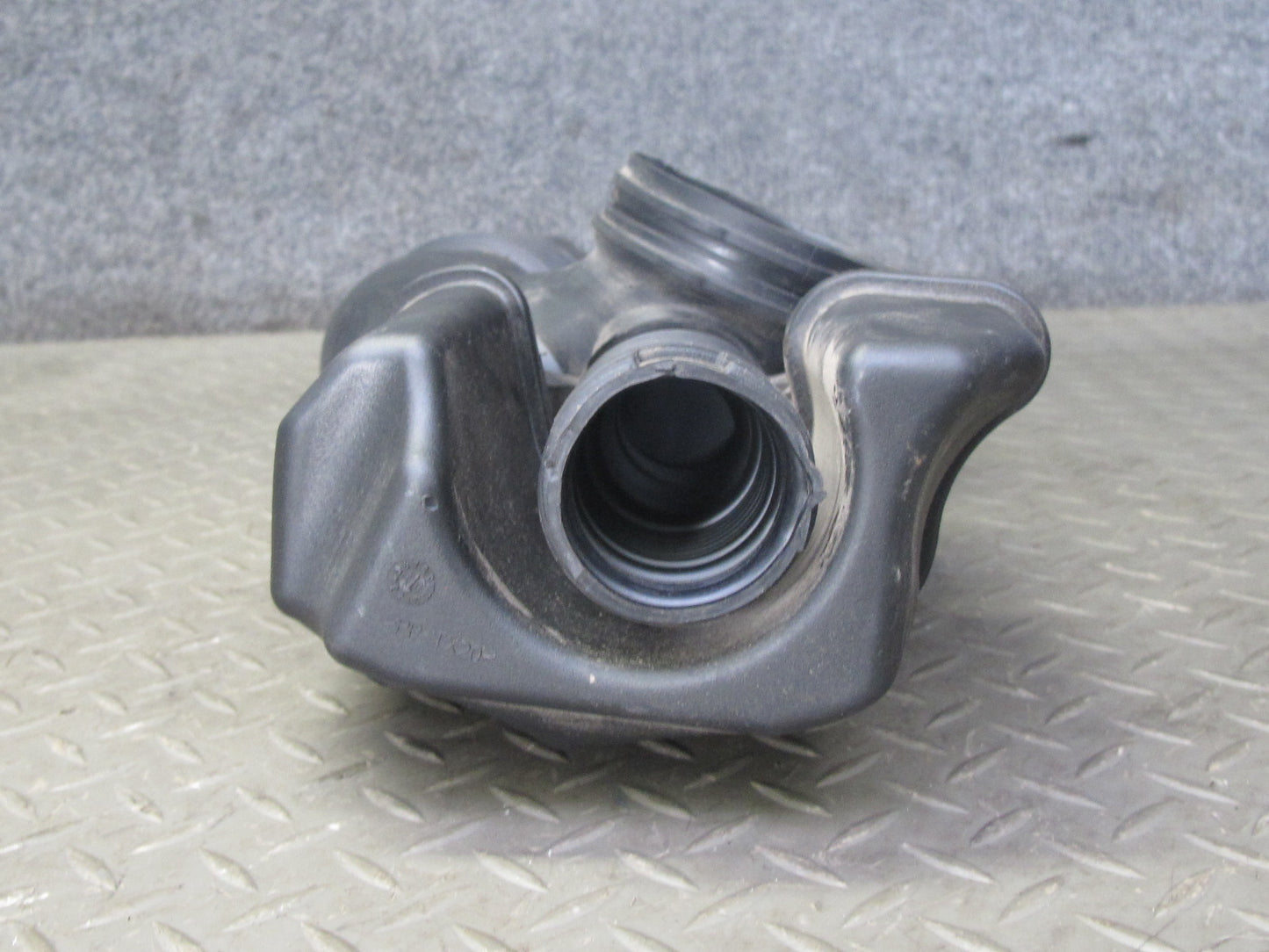07-08 BMW E85 Z4 N52 3.0si Air Intake Resonator w Duct 7556528 OEM