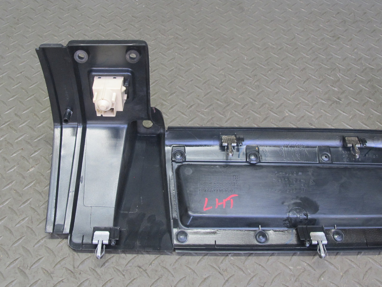 2005-2007 Hummer H2 Dash Front Right Upper Trim Panel w Air Vent