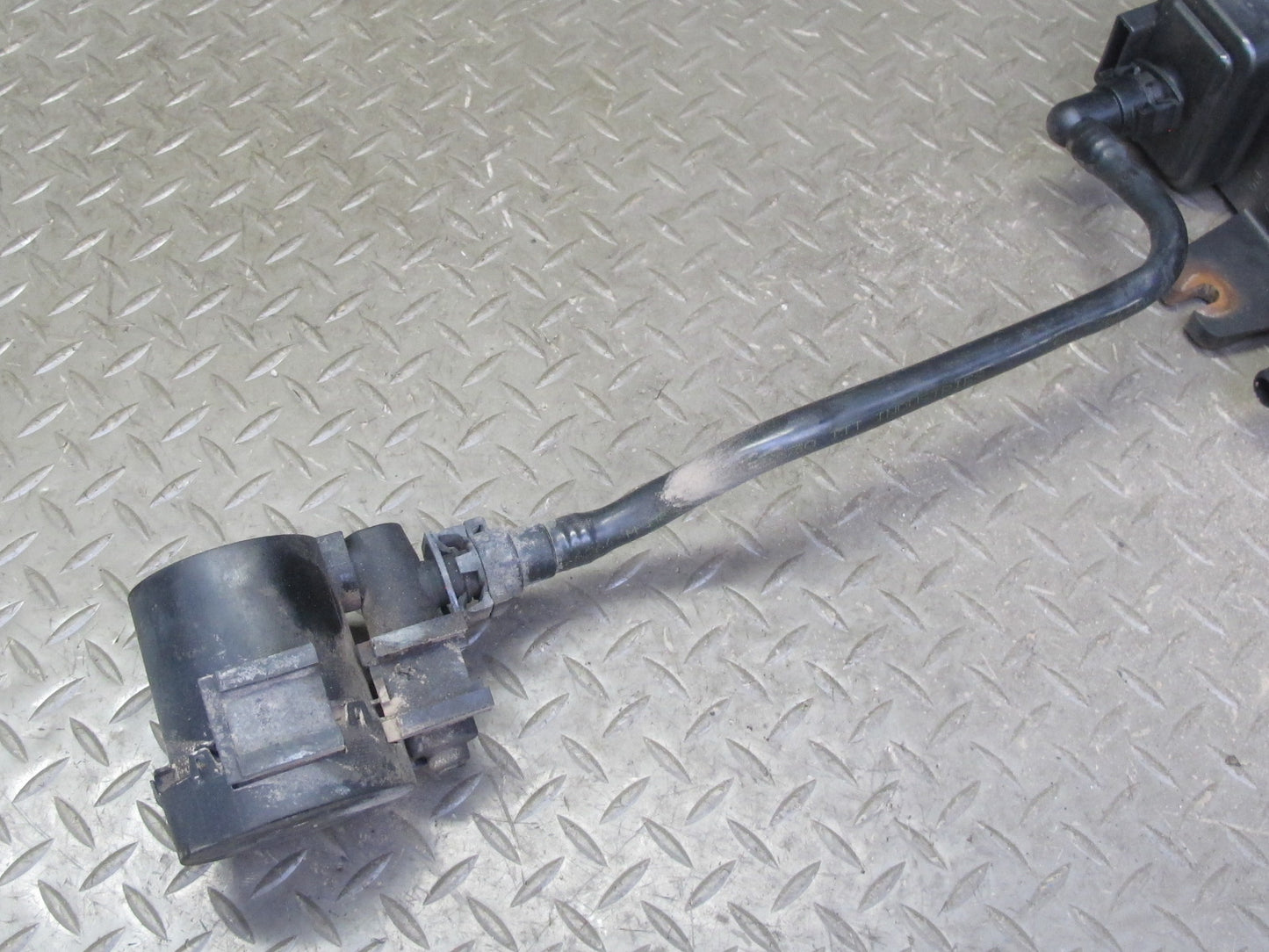 2004-2007 Hummer H2 Emission Fuel Vapor Evap Vapor Charcoal Canister w Solenoid