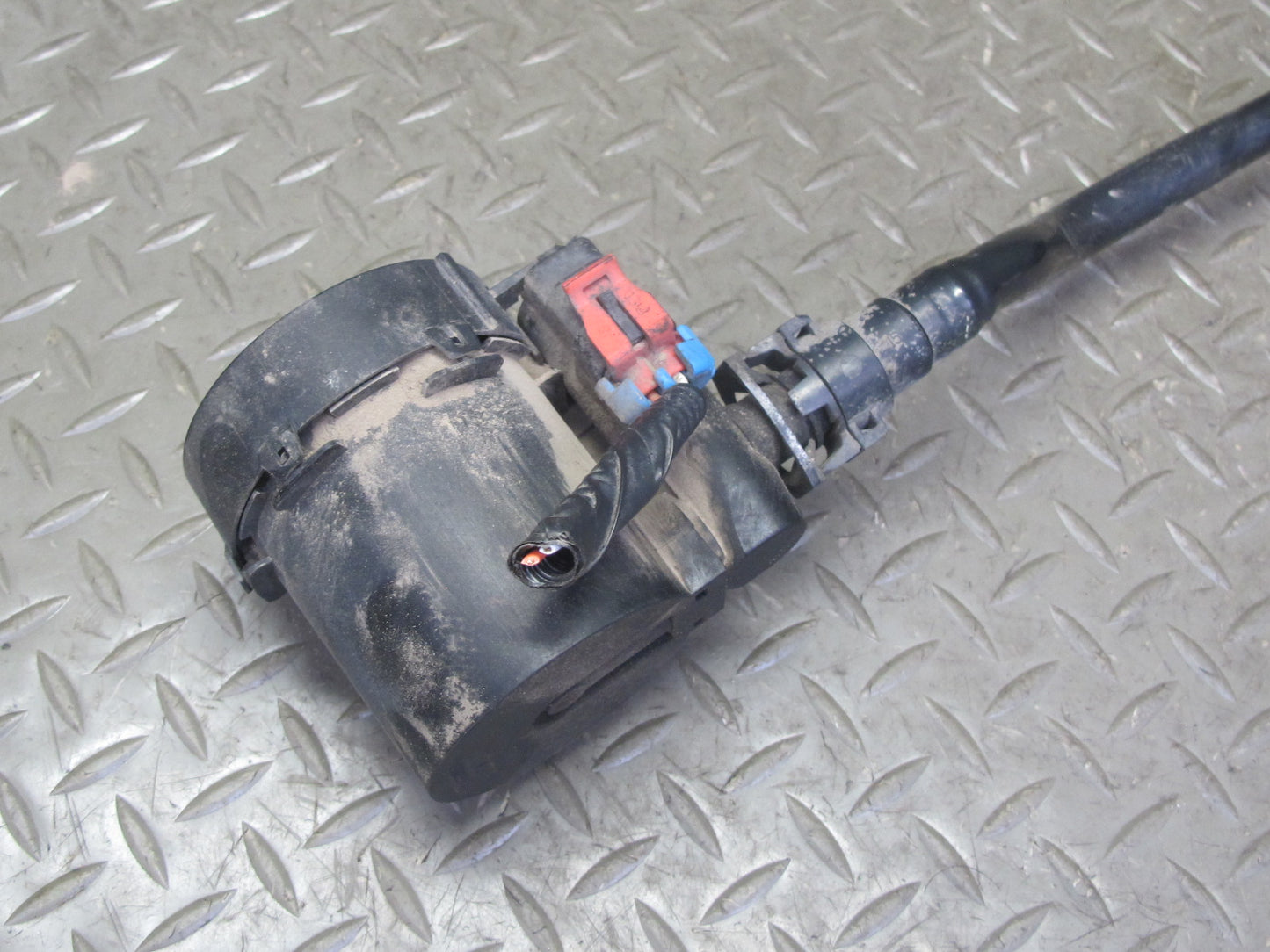 2004-2007 Hummer H2 Emission Fuel Vapor Evap Vapor Charcoal Canister w Solenoid