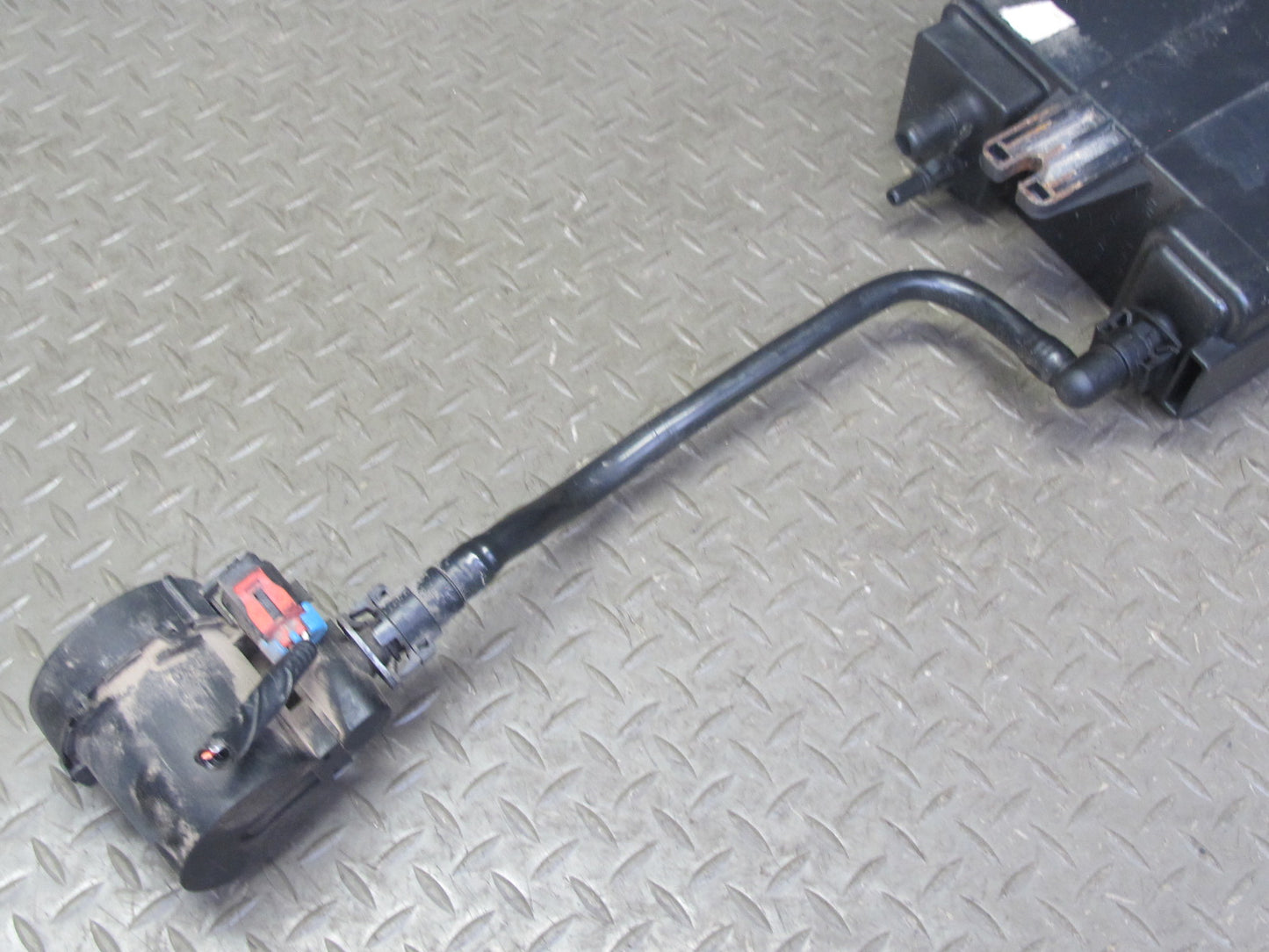 2004-2007 Hummer H2 Emission Fuel Vapor Evap Vapor Charcoal Canister w Solenoid