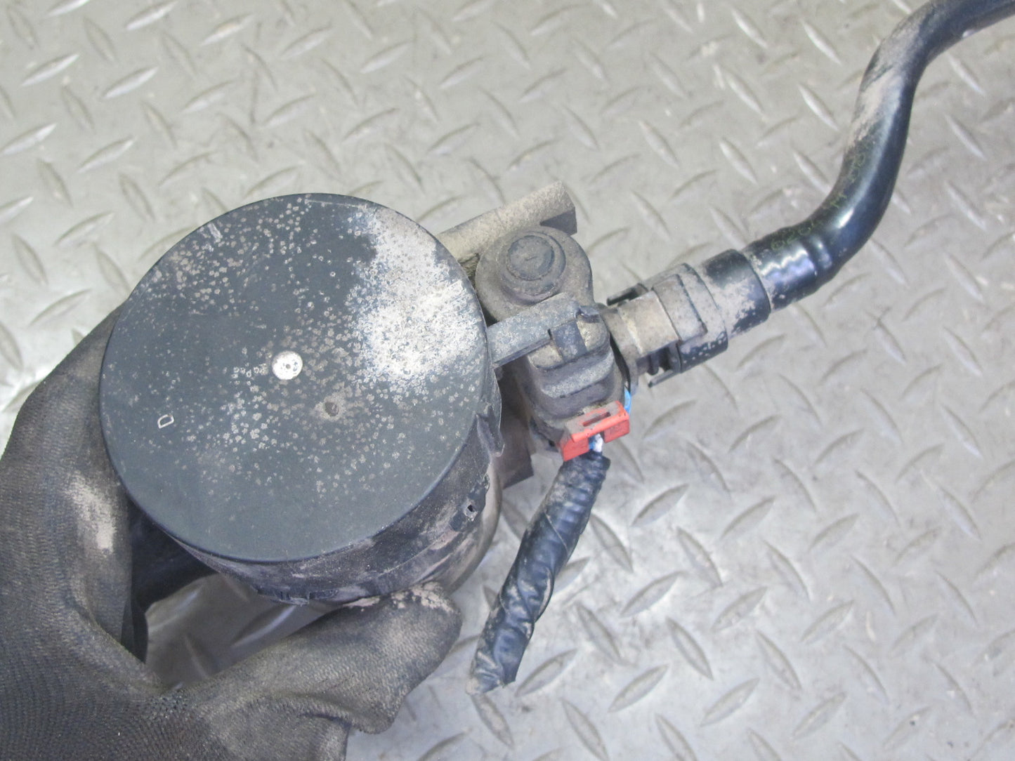 2004-2007 Hummer H2 Emission Fuel Vapor Evap Vapor Charcoal Canister w Solenoid