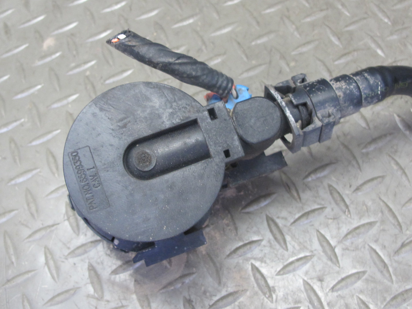2004-2007 Hummer H2 Emission Fuel Vapor Evap Vapor Charcoal Canister w Solenoid