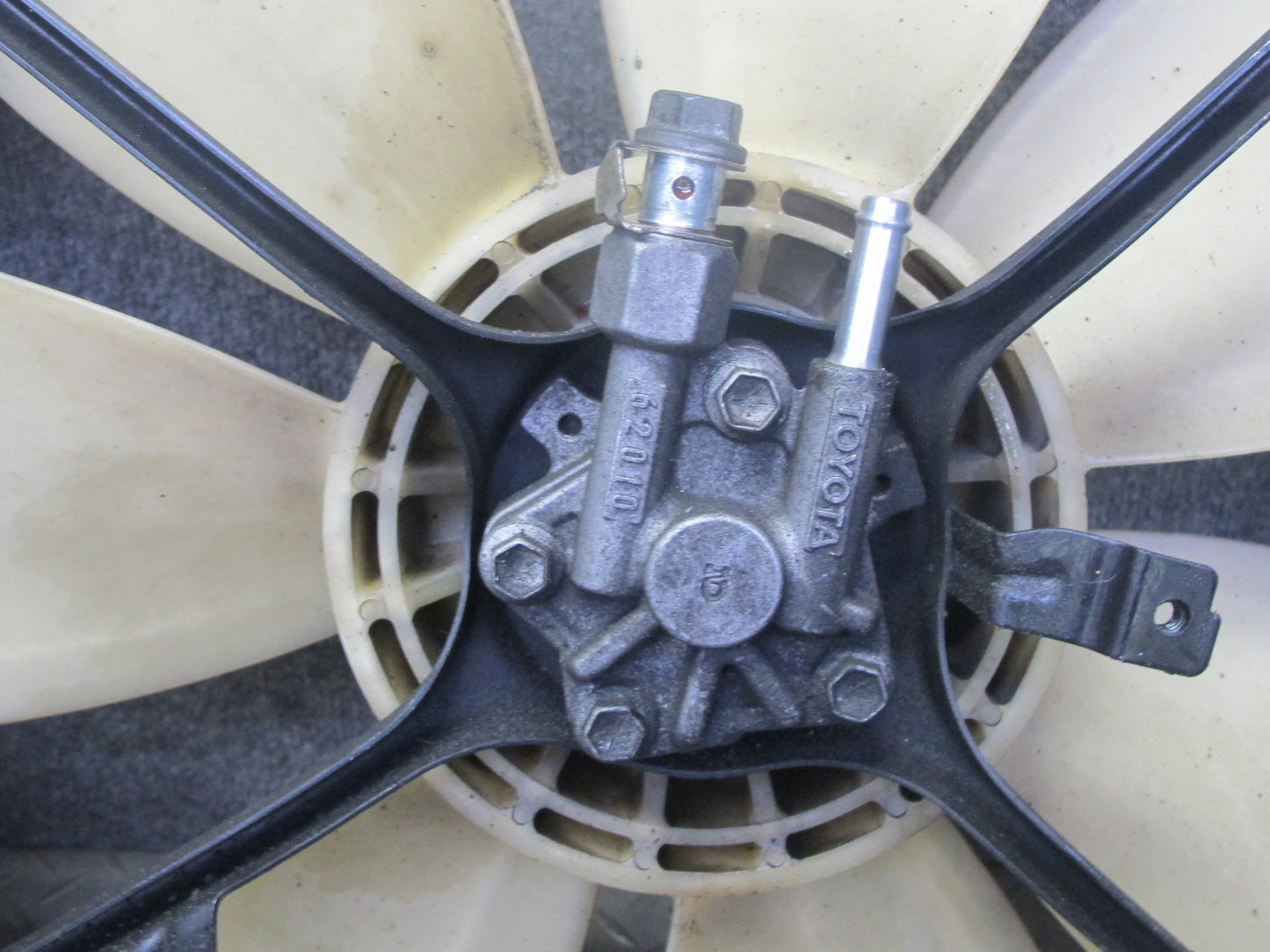 92-00 Lexus UZZ30L SC400 Engine Radiator Cooling Fan w Shroud OEM