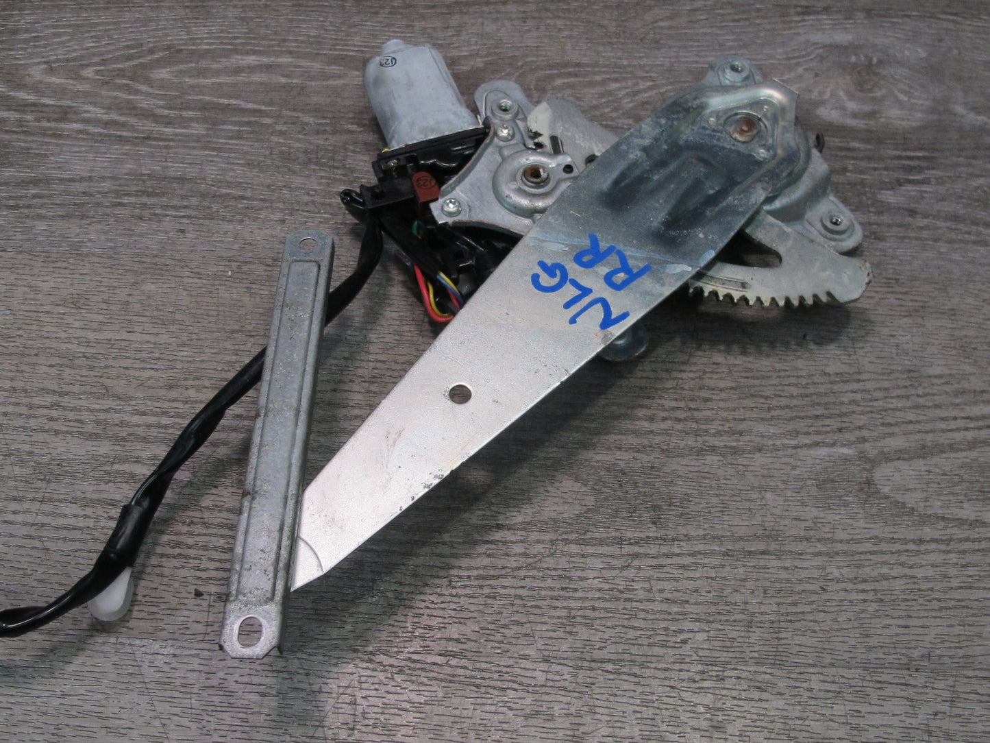 98-05 Lexus GS400 GS430 GS300 Rear Right Door Window Regulator w Motor OEM
