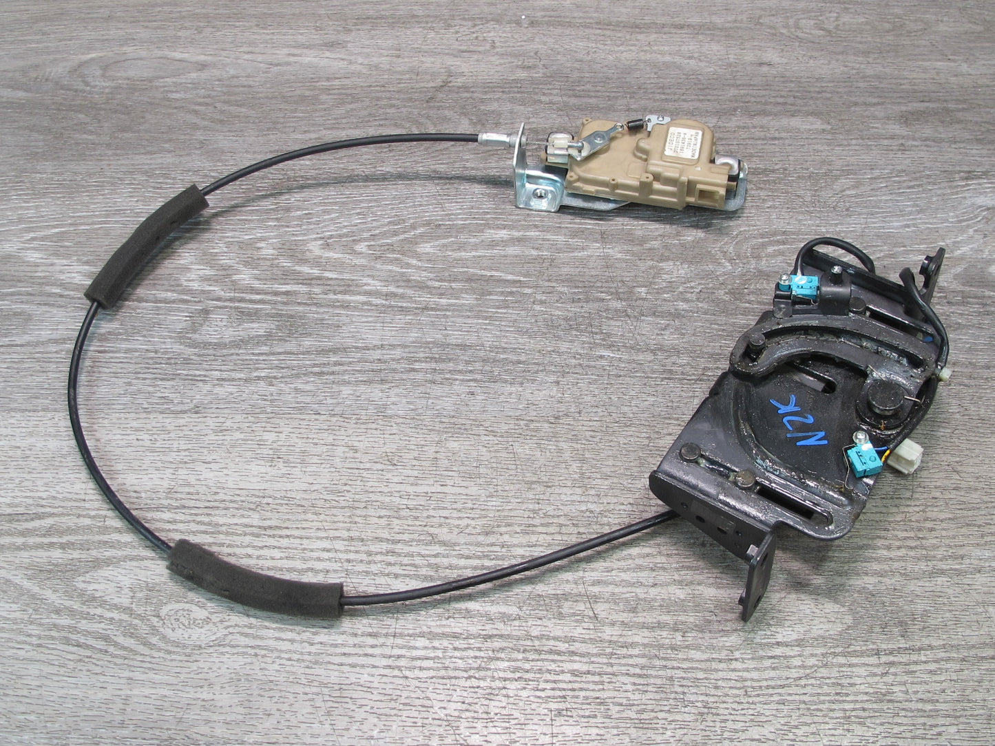 04-09 Nissan 350Z Convertible TOP Stowage Tonneau Cover Lid Lock Actuator OEM