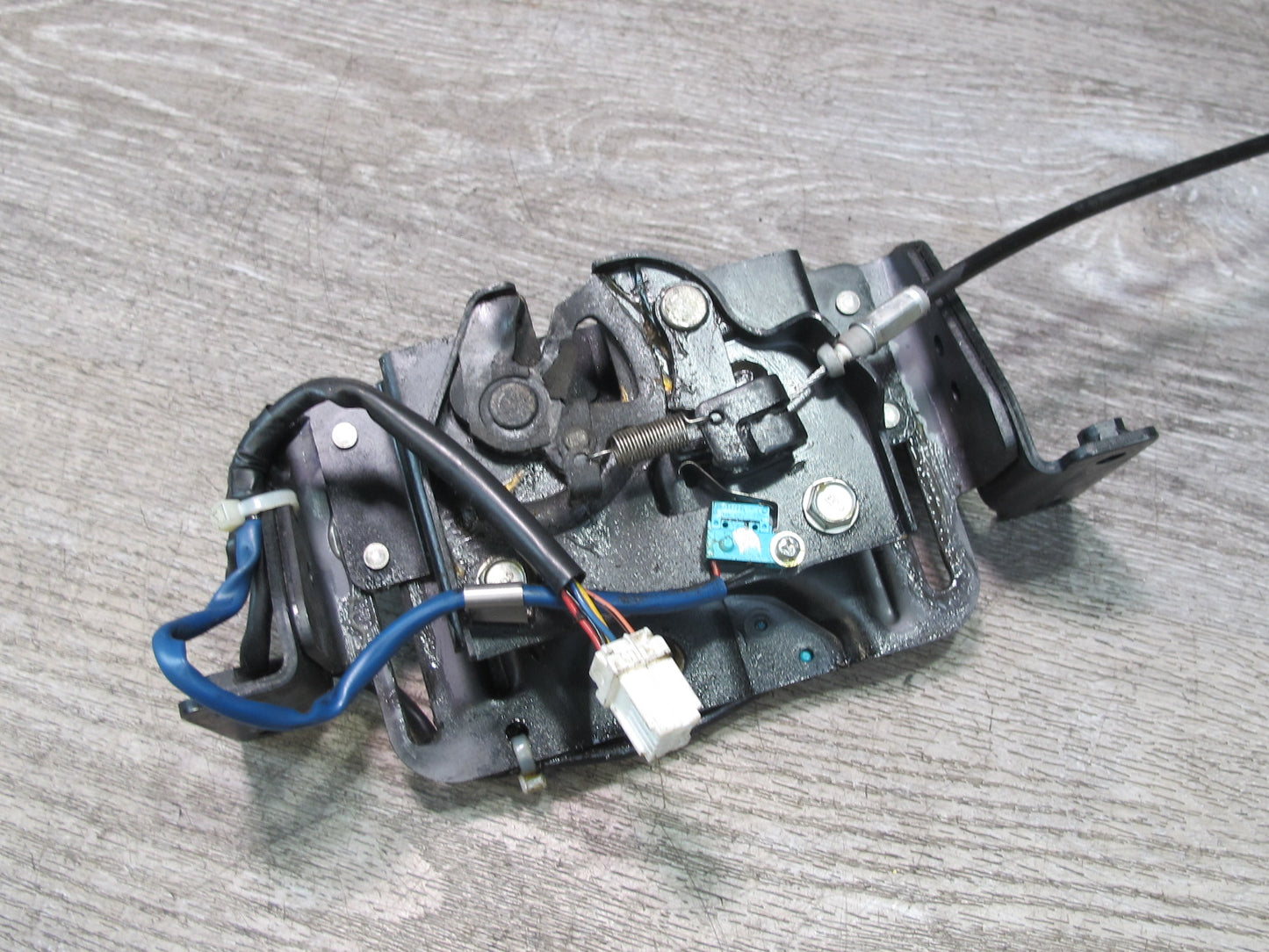 04-09 Nissan 350Z Convertible TOP Stowage Tonneau Cover Lid Lock Actuator OEM