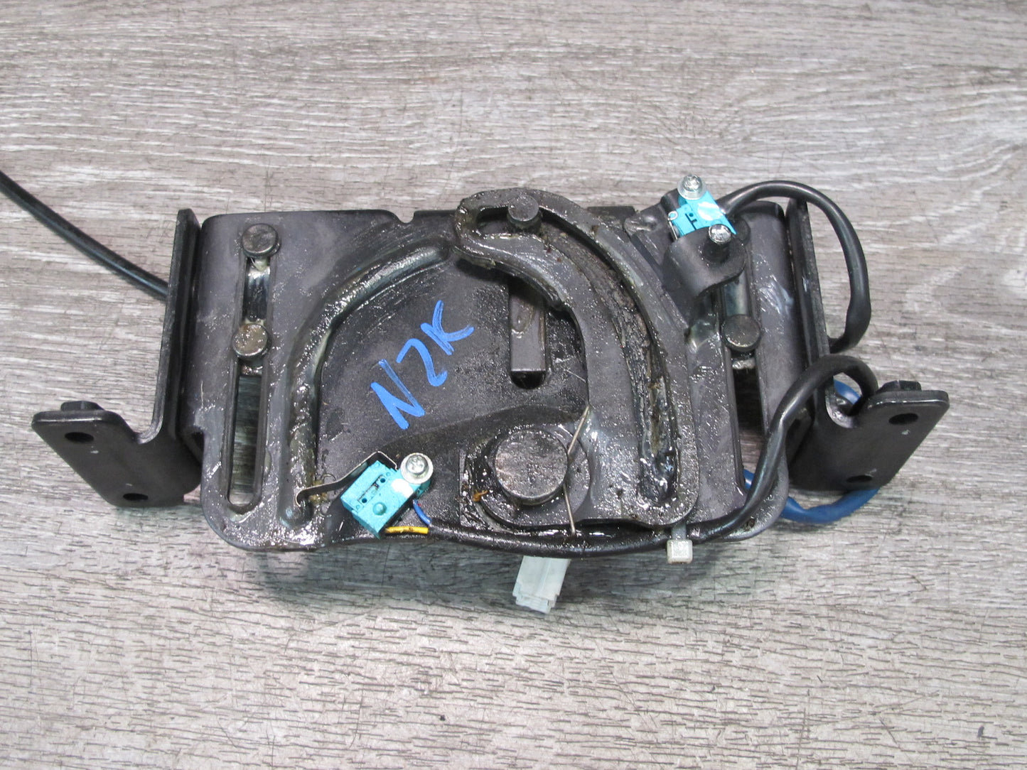 04-09 Nissan 350Z Convertible TOP Stowage Tonneau Cover Lid Lock Actuator OEM