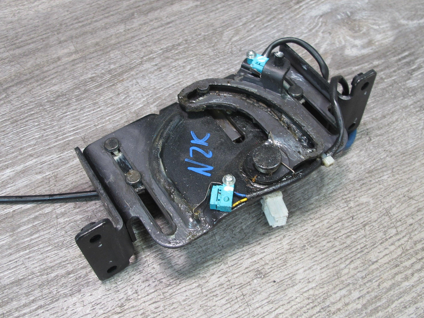 04-09 Nissan 350Z Convertible TOP Stowage Tonneau Cover Lid Lock Actuator OEM