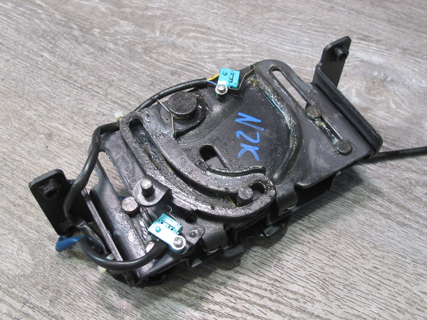 04-09 Nissan 350Z Convertible TOP Stowage Tonneau Cover Lid Lock Actuator OEM