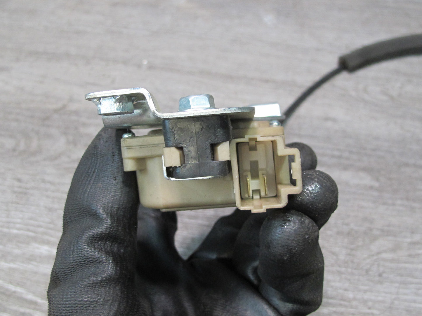 04-09 Nissan 350Z Convertible TOP Stowage Tonneau Cover Lid Lock Actuator OEM