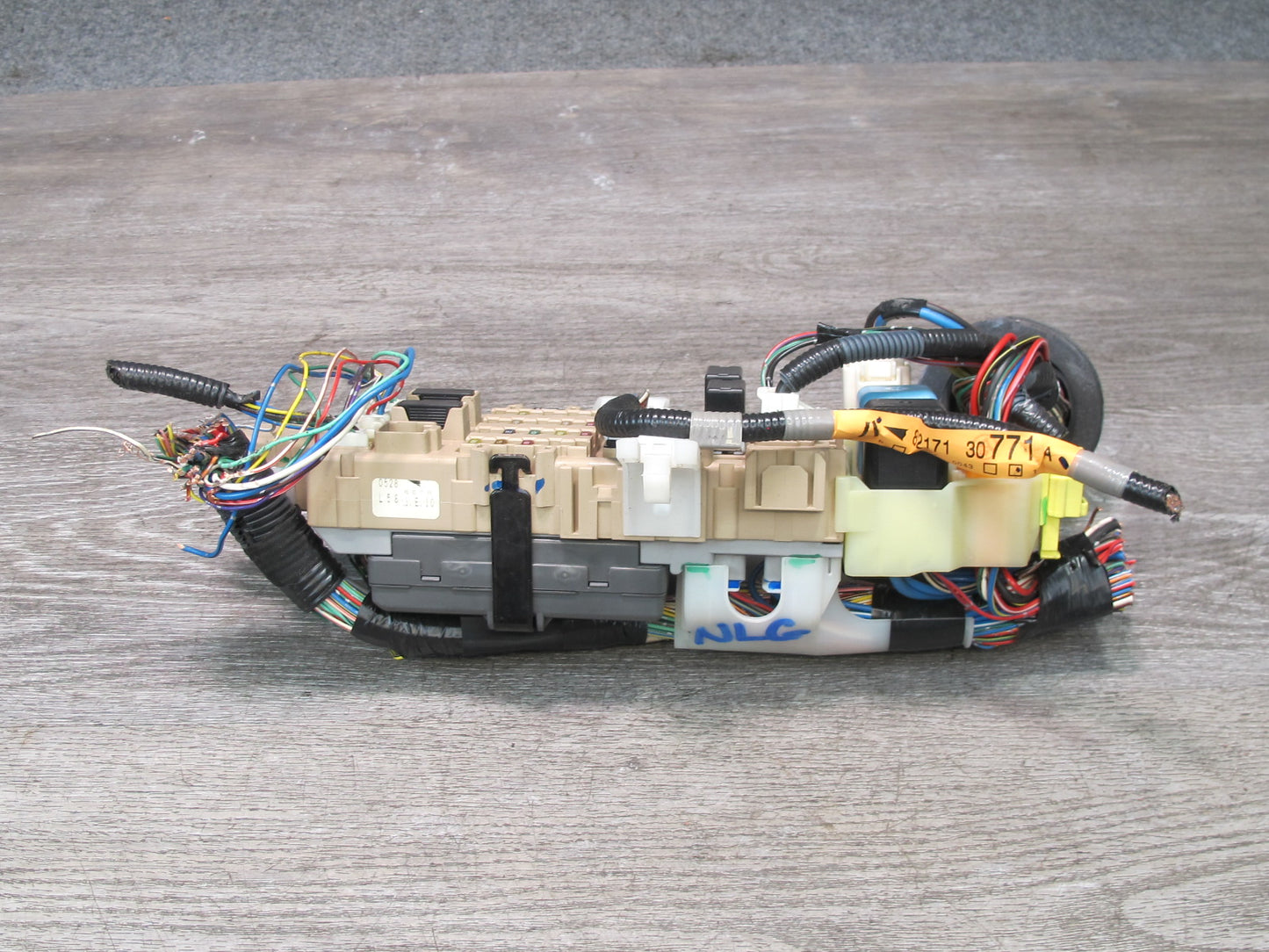 01-05 Lexus JZS160 GS430 GS300 Dash Right Fuse Relay Box Module w MPX Module OEM