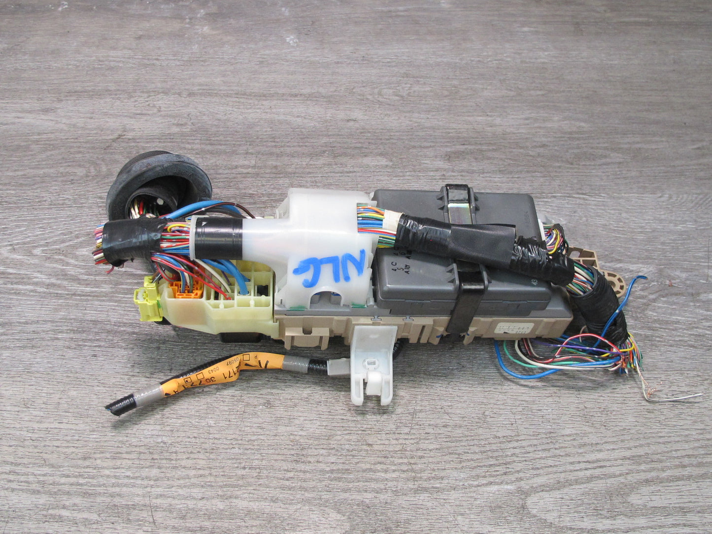 01-05 Lexus JZS160 GS430 GS300 Dash Right Fuse Relay Box Module w MPX Module OEM