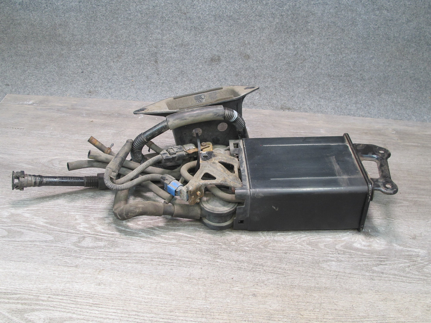 01-05 Lexus JZS160 GS300 Fuel Evap Vapor Charcoal Canister OEM