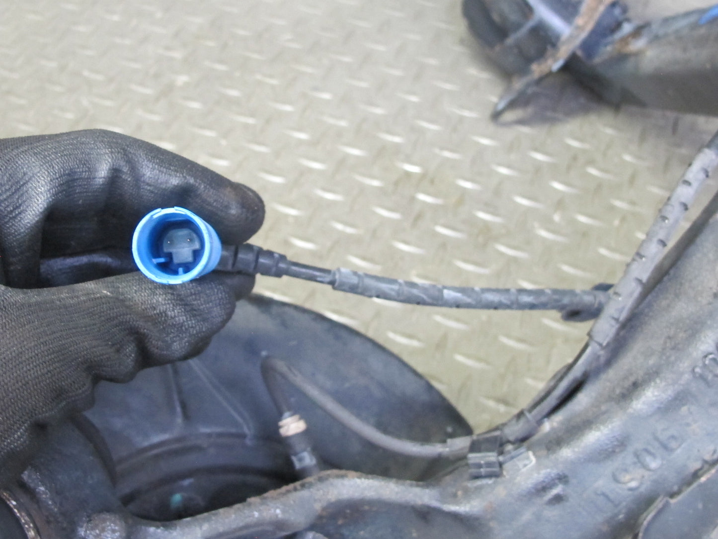 03-08 BMW E85 Z4 RWD Rear Left Spindle Knuckle Trailing Arm Hub Bearing 68K OEM