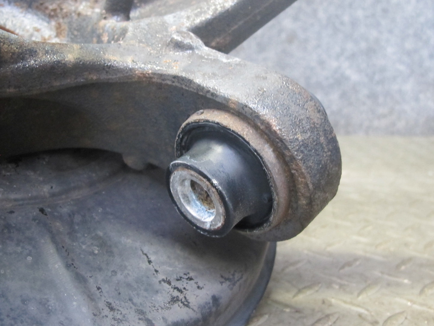 03-08 BMW E85 Z4 RWD Rear Right Spindle Knuckle Trailing Arm Hub Bearing 68K OEM