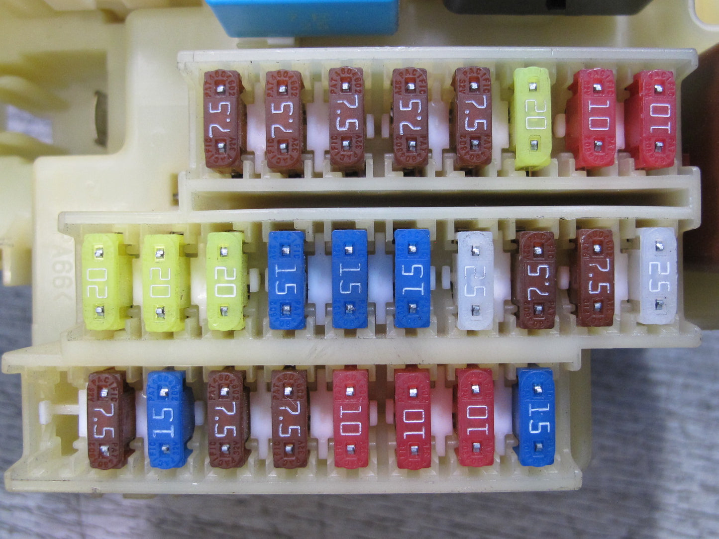 00-05 Toyota MR2 Spyder ZZW30L Interior Dash Fuse Relay Box Module OEM