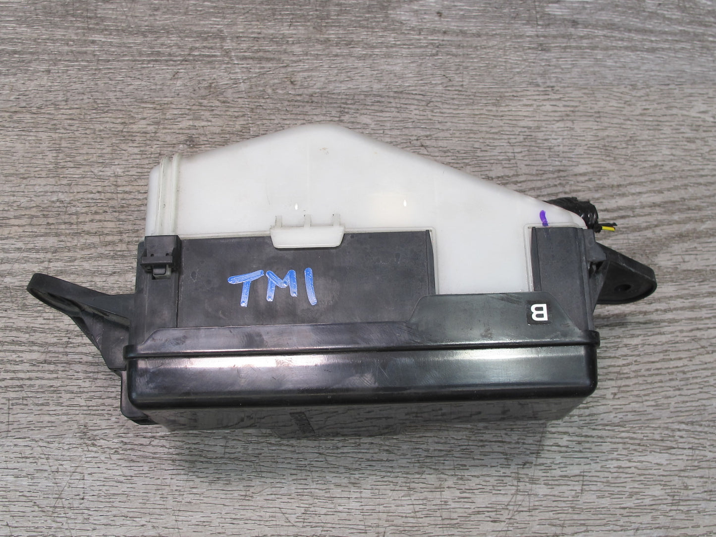 00-05 Toyota MR2 Spyder Front Left Luggage Compartment Fuse Relay Box OEM