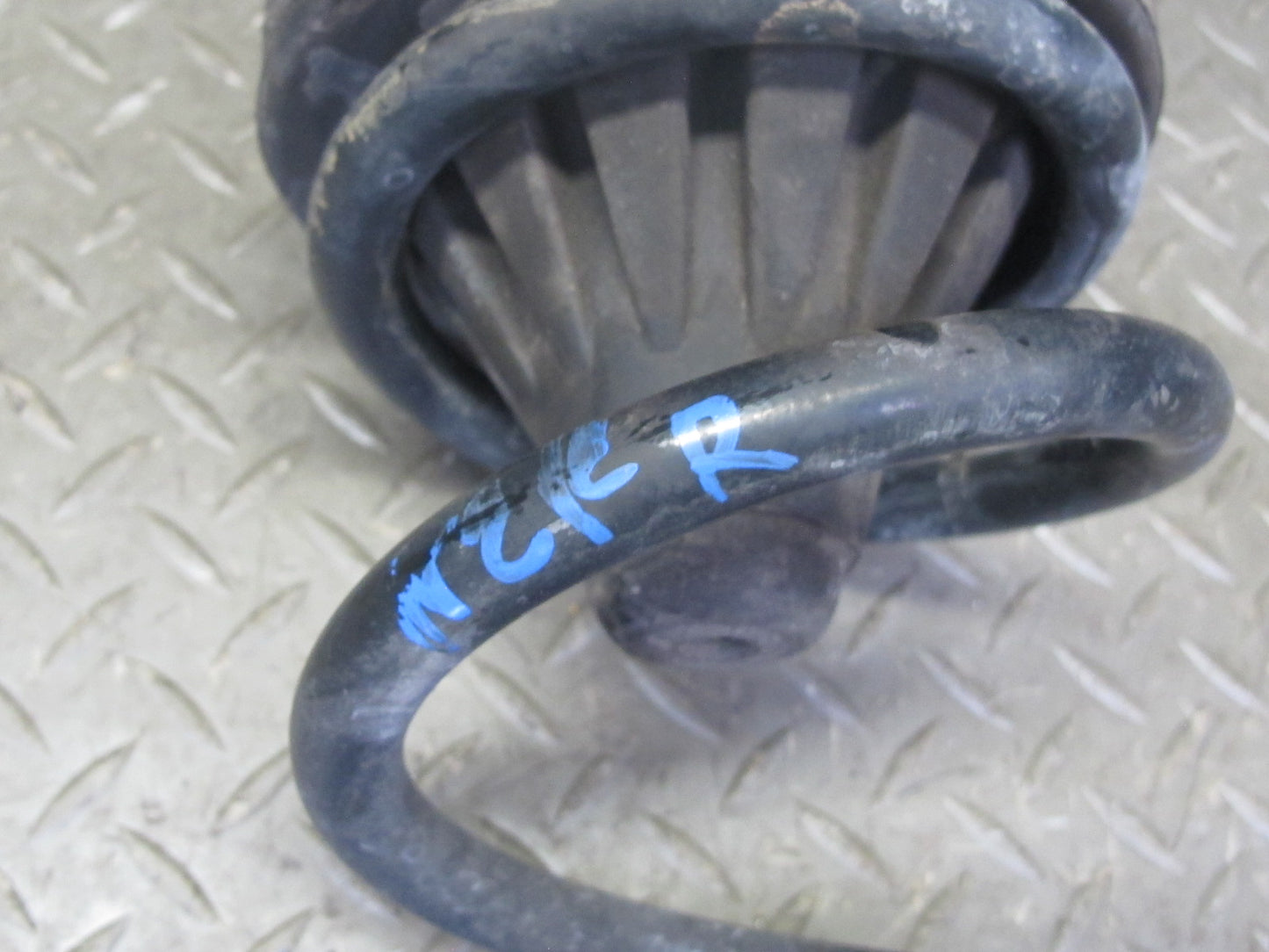 04-09 Nissan 350Z Z33 Convertible Set of 2 Rear Coil Spring w Insulators 51K OEM