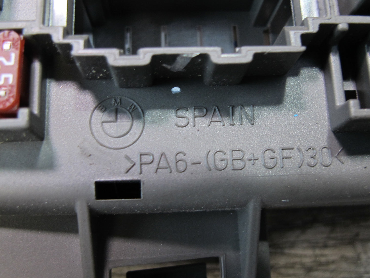 2008-2014 BMW E71 E72 X6 Rear Power Distribution Fuse Relay Box 6931687
