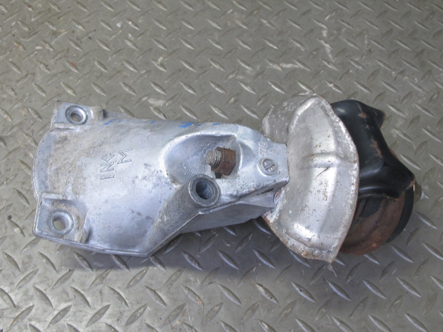98-05 Lexus JZS160L GS300 2JZGE Set of 2 Left & Right Engine Motor Mount OEM