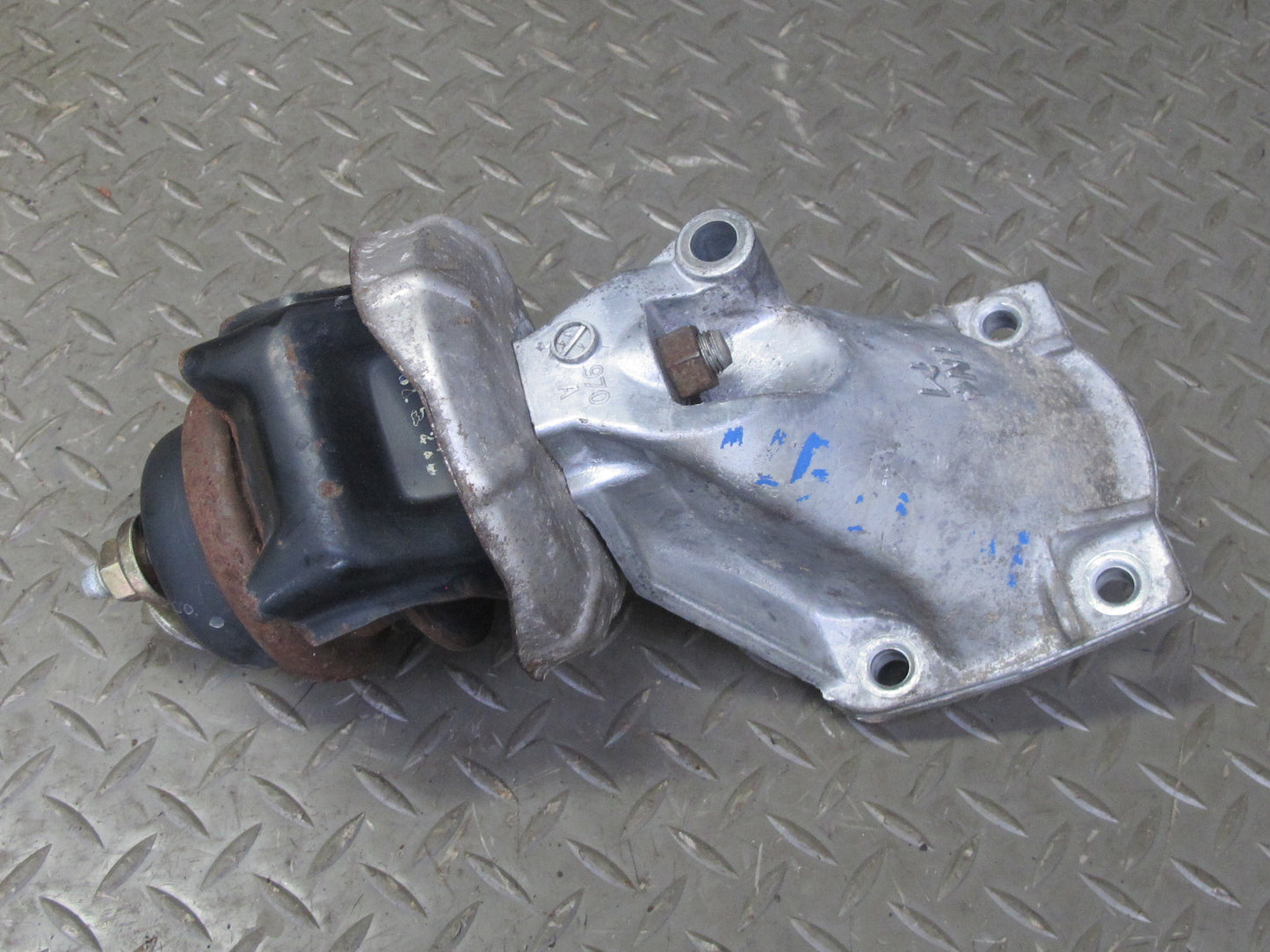98-05 Lexus JZS160L GS300 2JZGE Set of 2 Left & Right Engine Motor Mount OEM