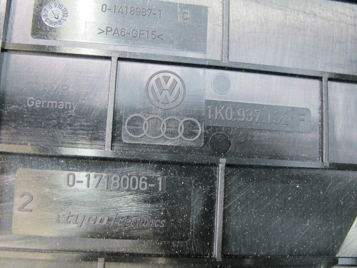 06-16 VW Golf MK5 R32 Passat CC VR6 Engine Bay Fuse Relay Box Module OEM