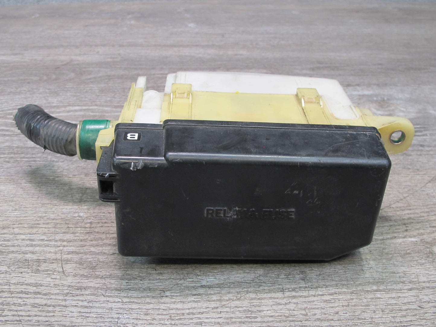 03-05 Toyota MR2 Spyder ZZW30L Engine Bay Main Fuse Relay Box Module OEM