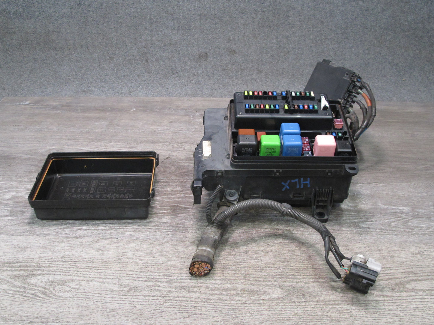 2003-2007 Lexus UZJ100L LX470 Under Hood Power Distribution Fuse Relay Box