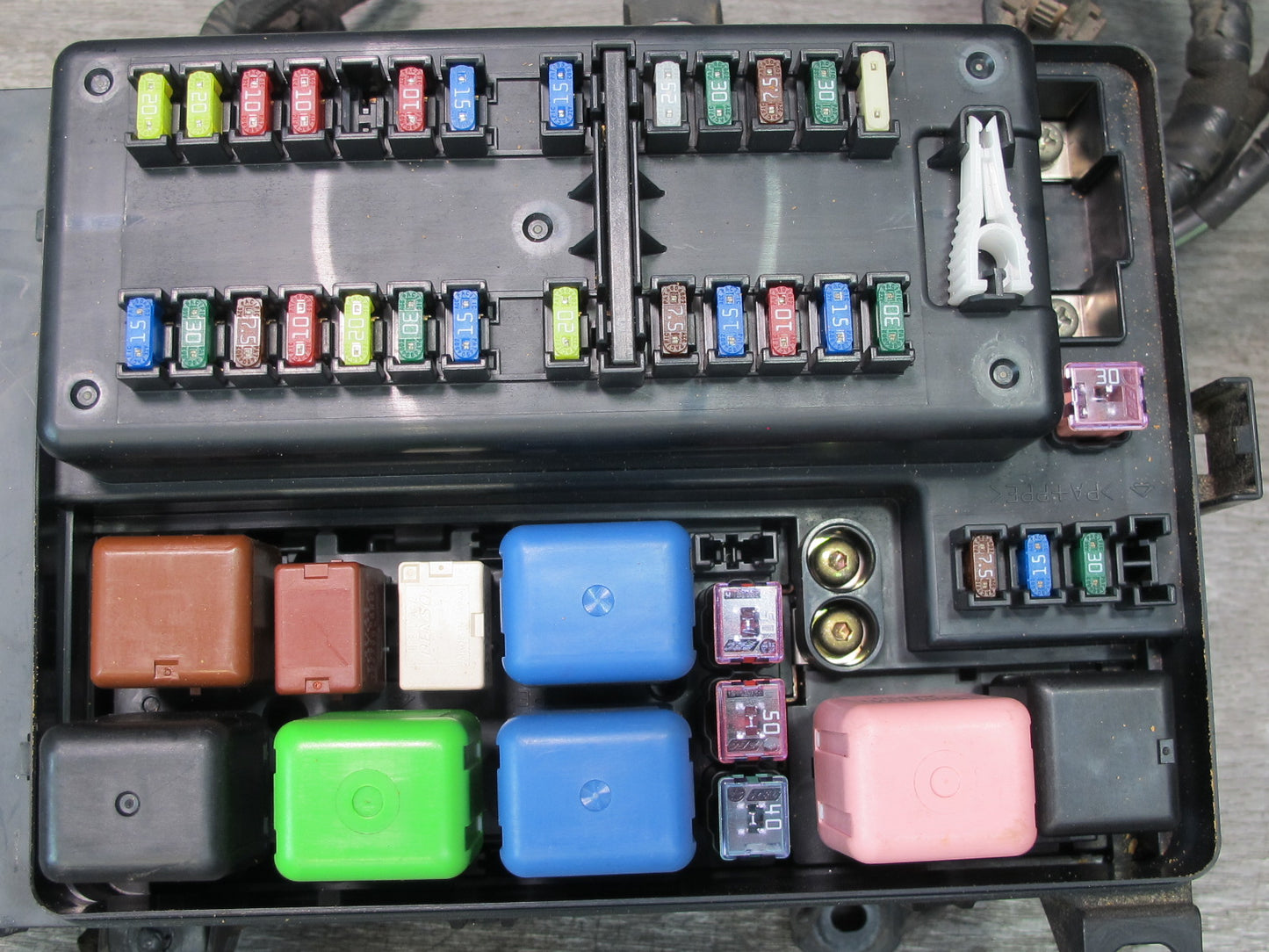 2003-2007 Lexus UZJ100L LX470 Under Hood Power Distribution Fuse Relay Box