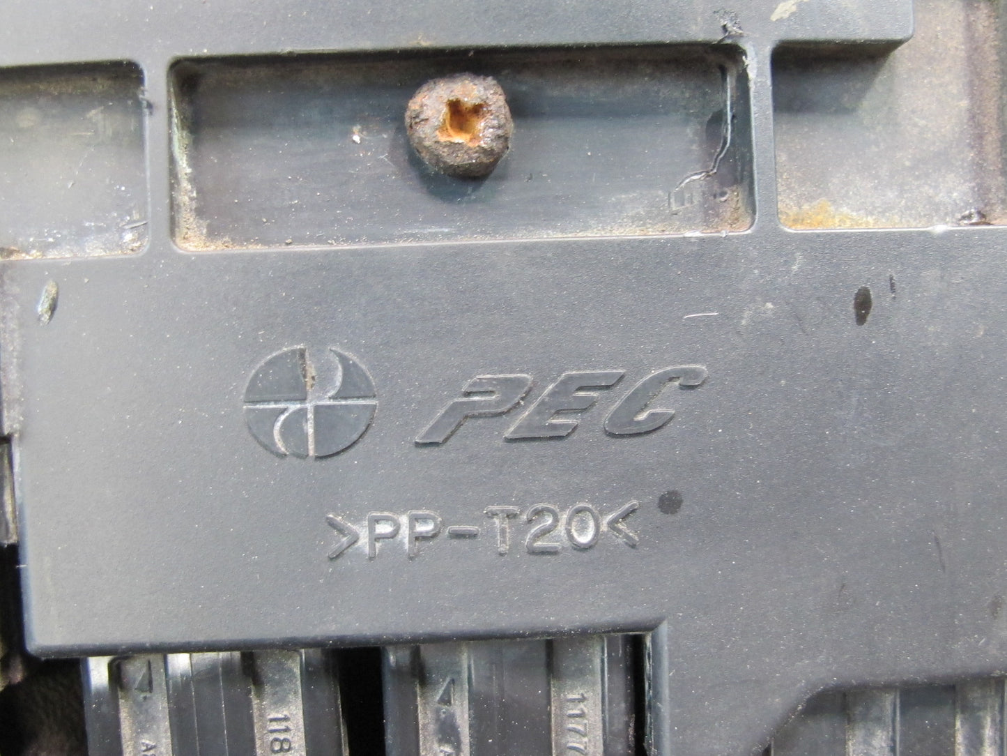 2003-2007 Lexus UZJ100L LX470 Under Hood Power Distribution Fuse Relay Box
