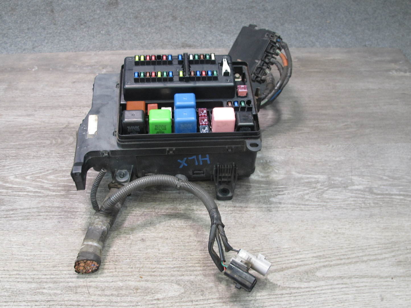 2003-2007 Lexus UZJ100L LX470 Under Hood Power Distribution Fuse Relay Box
