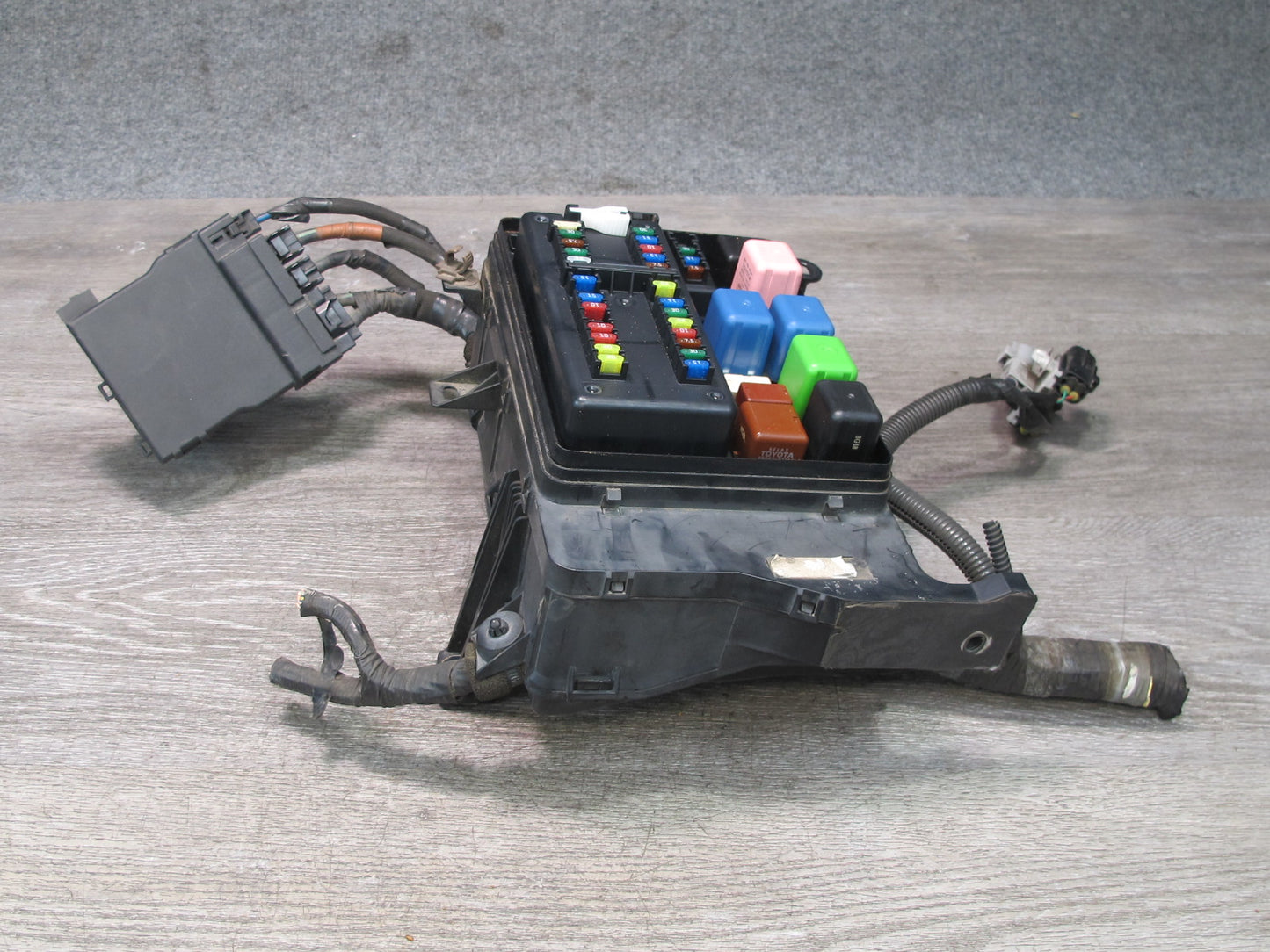2003-2007 Lexus UZJ100L LX470 Under Hood Power Distribution Fuse Relay Box