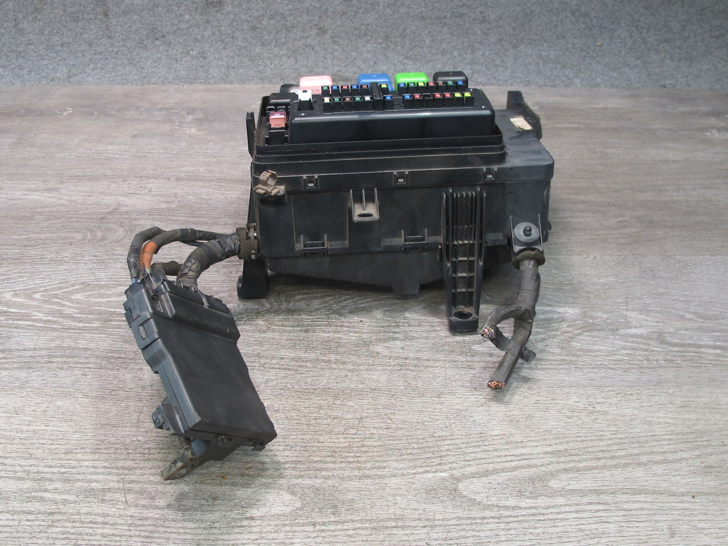 2003-2007 Lexus UZJ100L LX470 Under Hood Power Distribution Fuse Relay Box
